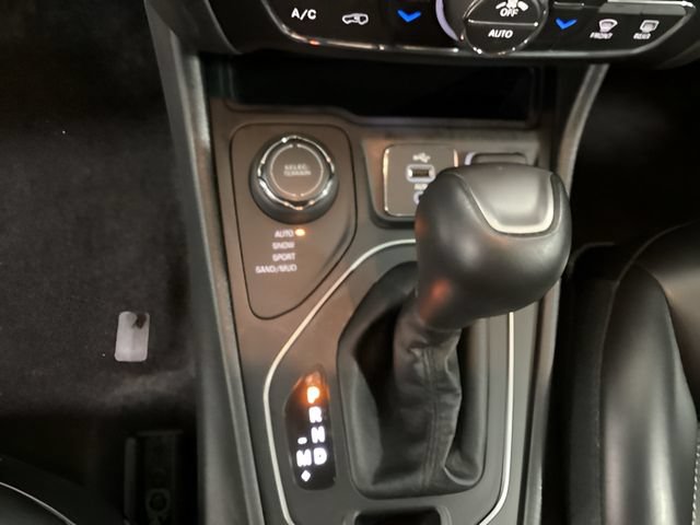 Used 2019 Jeep Cherokee Latitude Plus w/ Comfort/Convenience Group AWD/4WD image 16