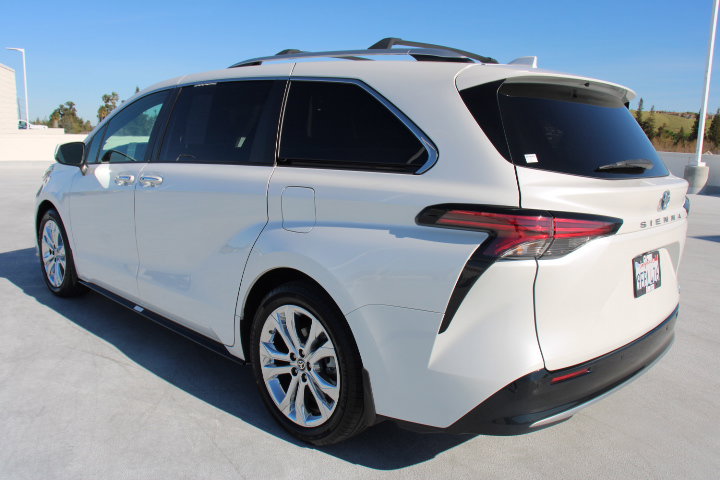 Certified 2023 Toyota Sienna Platinum image 5