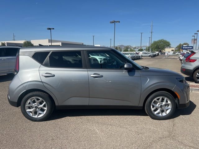 Used 2025 Kia Soul LX w/ LX Technology Package FWD image 2