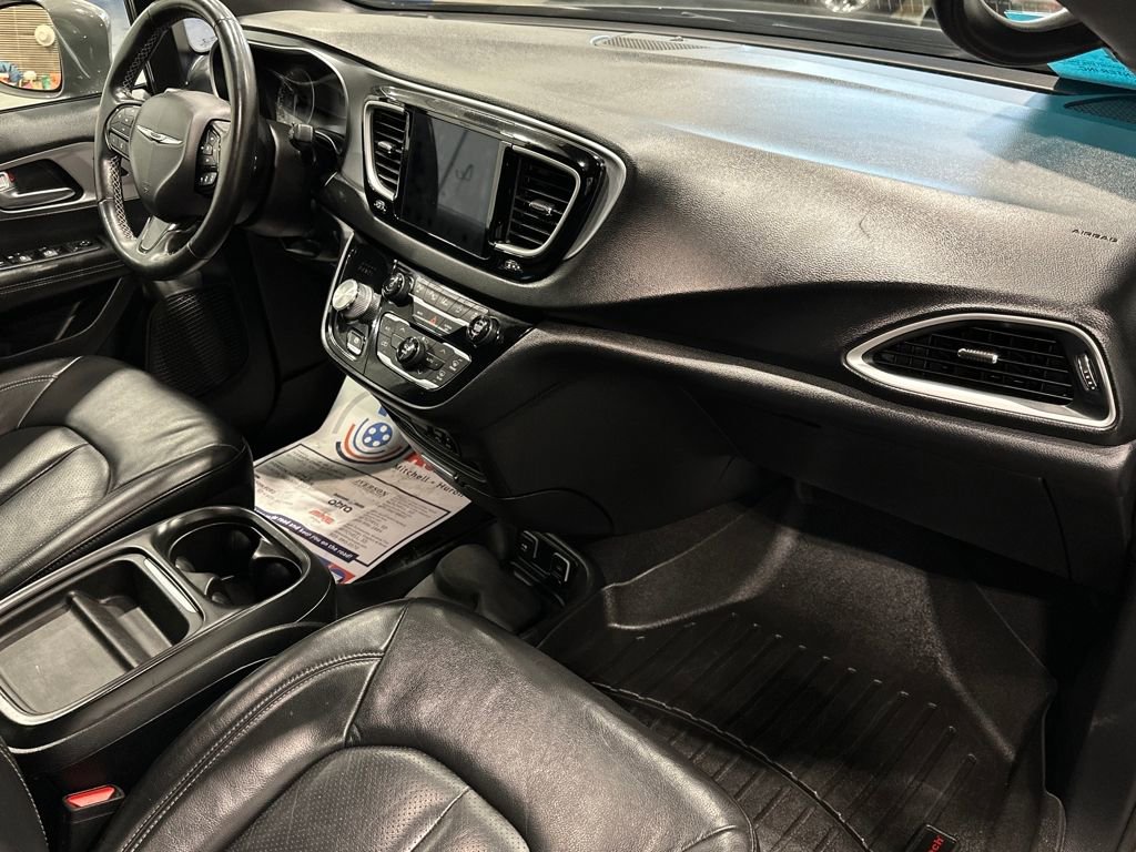 Used 2020 Chrysler Pacifica Touring-L w/ Advanced Safetytec Group image 44