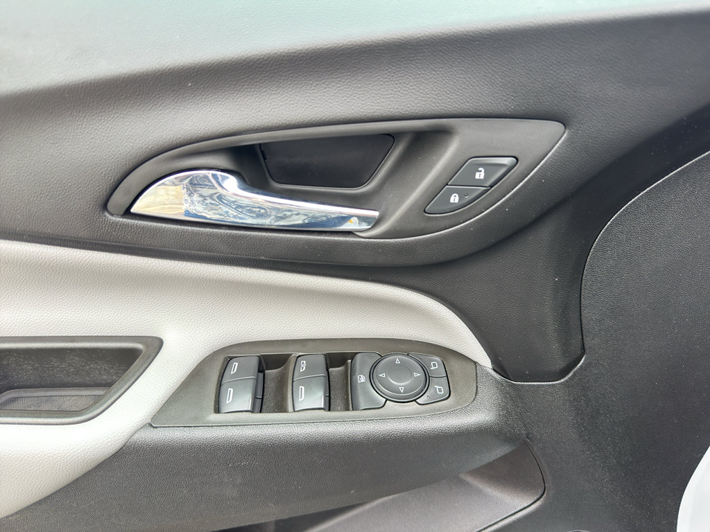 Used 2023 Chevrolet Equinox LS AWD/4WD image 35