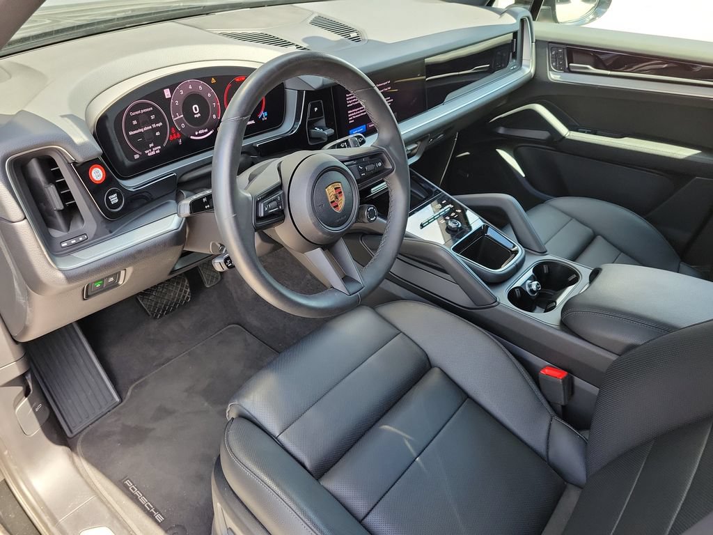 Certified 2025 Porsche Cayenne AWD/4WD image 4