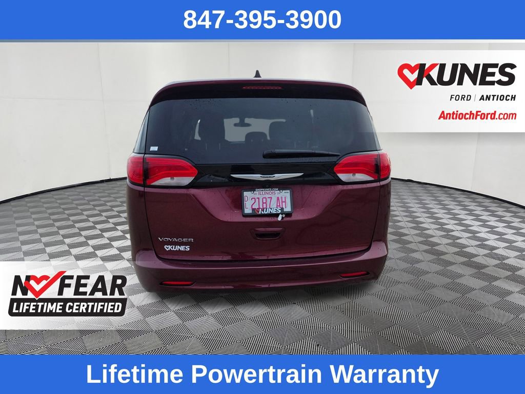 Used 2022 Chrysler Voyager LX image 6