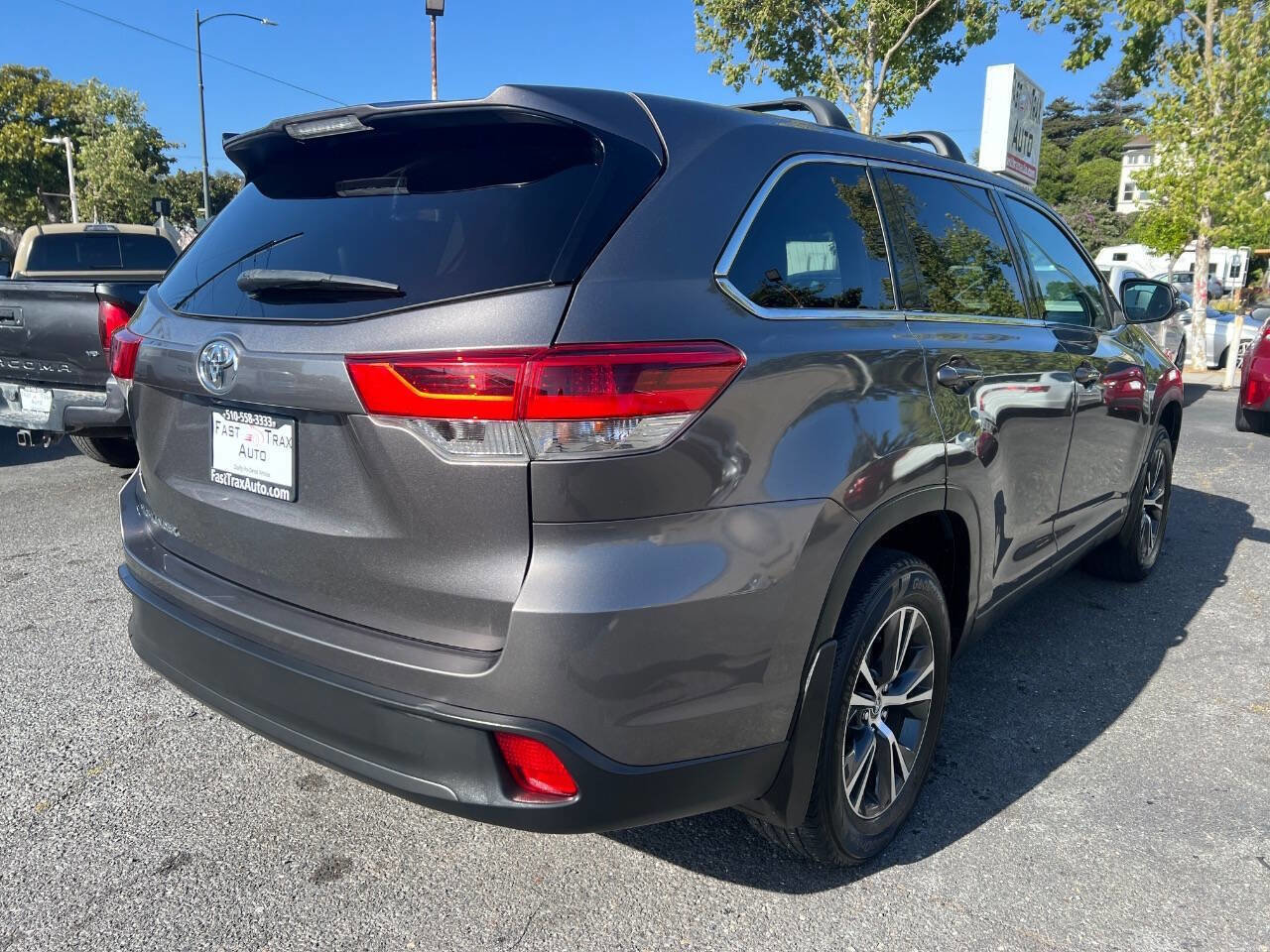 Used 2019 Toyota Highlander LE w/ Carpet Mat Package (TMS) FWD image 4