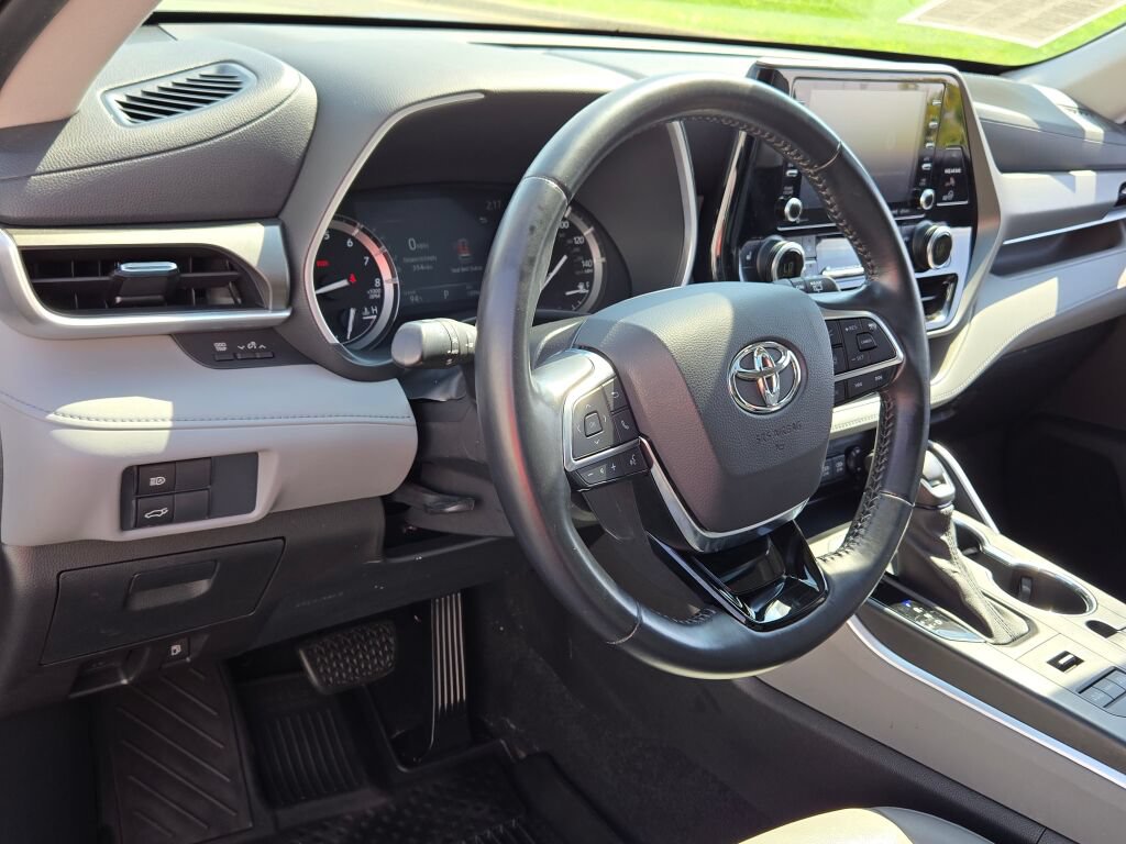 Used 2021 Toyota Highlander XLE AWD/4WD image 25