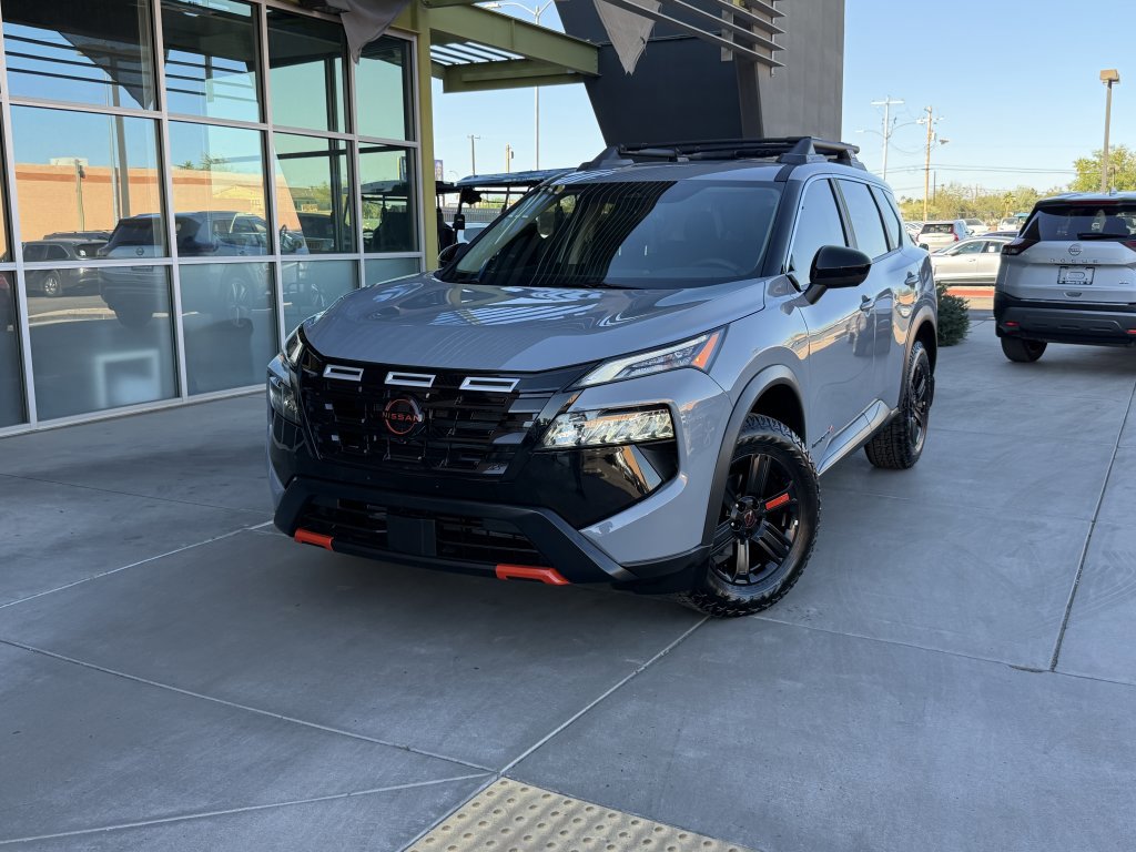 Used 2025 Nissan Rogue SV image 2