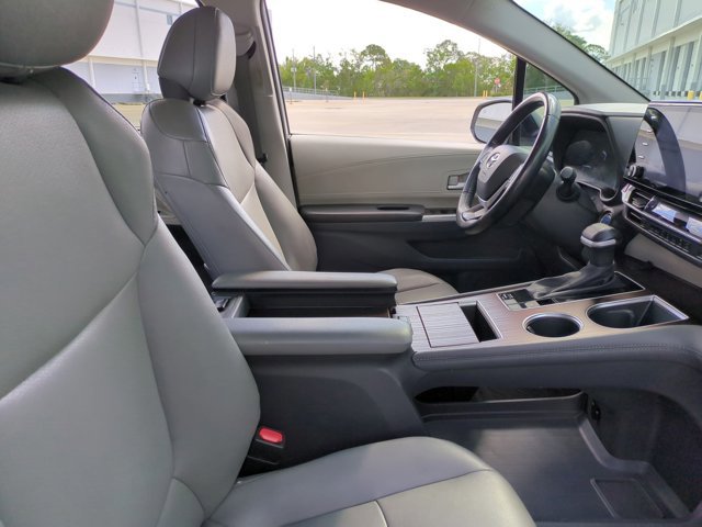 Used 2024 Toyota Sienna XLE FWD image 21