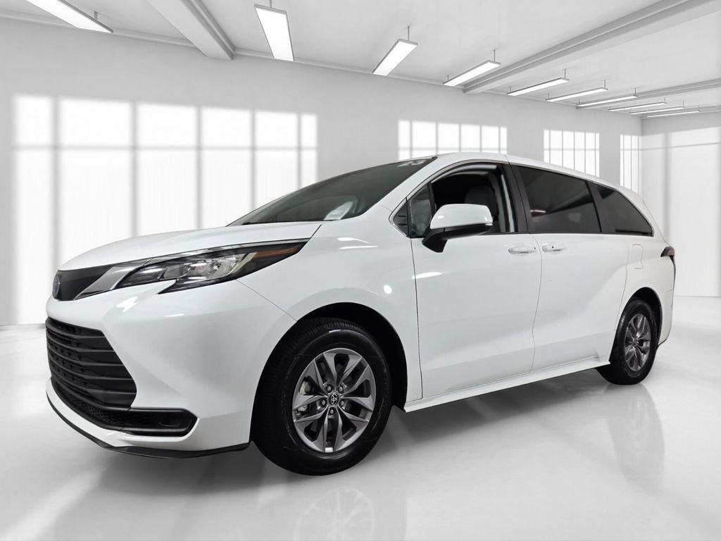 Used 2023 Toyota Sienna LE AWD/4WD image 2