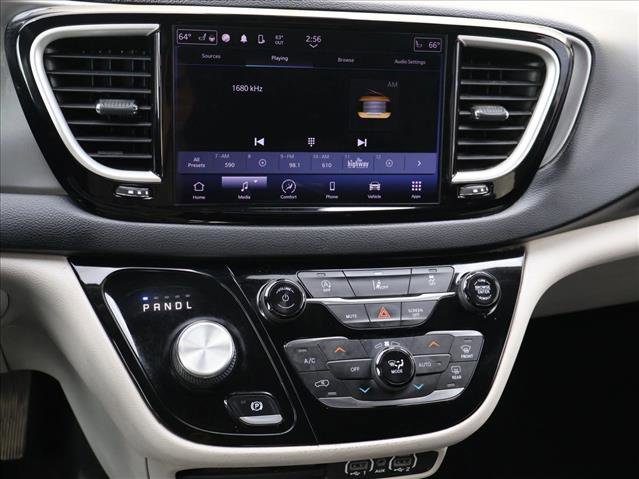 Used 2022 Chrysler Pacifica Touring-L FWD image 16