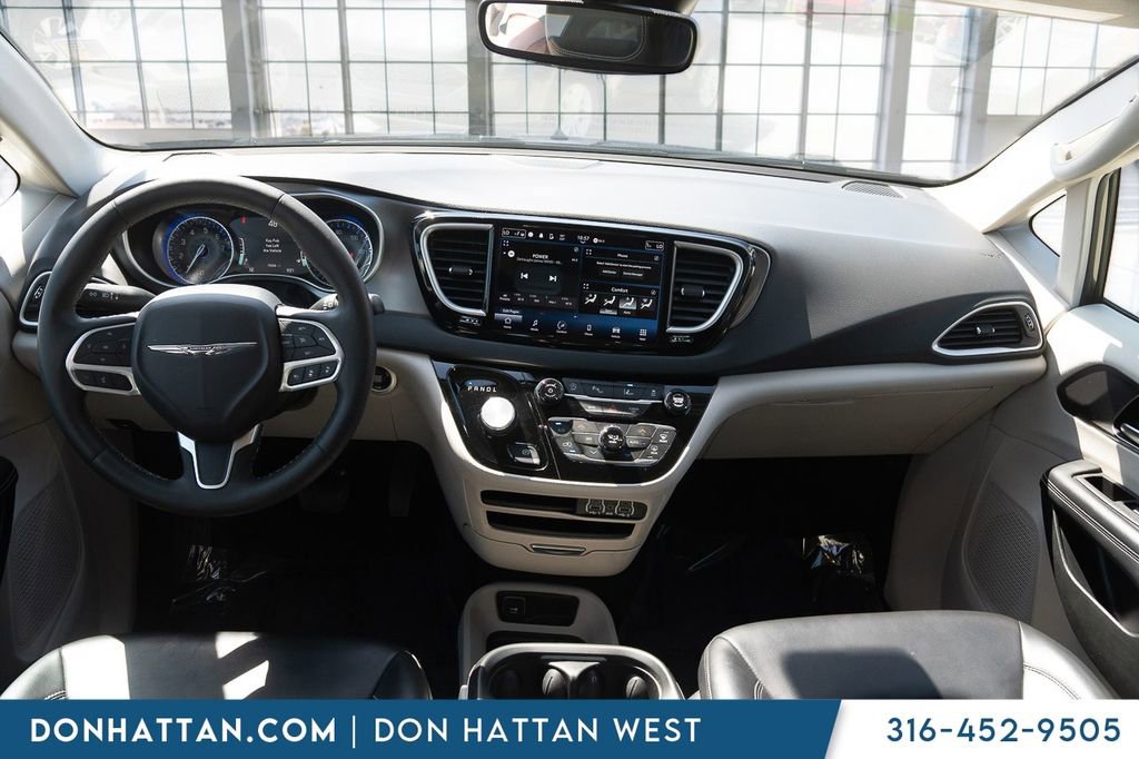 Used 2023 Chrysler Pacifica Touring-L FWD image 4