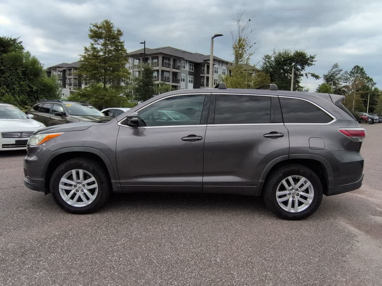 Used 2014 Toyota Highlander LE FWD image 3
