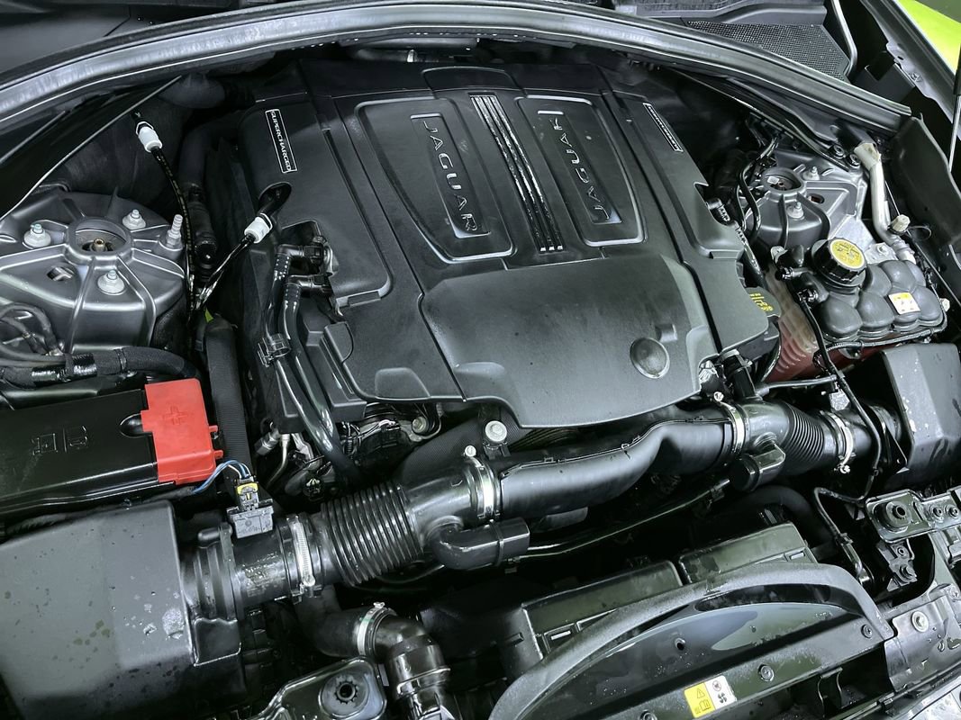 Used 2017 Jaguar F-PACE Premium image 19