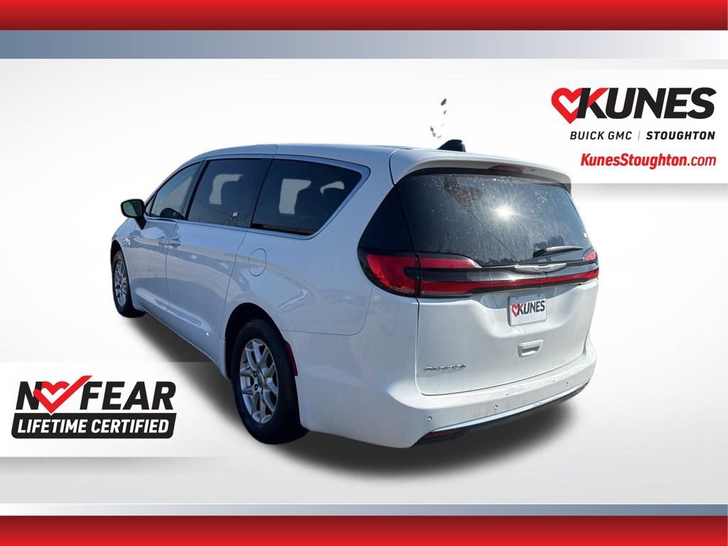 Used 2023 Chrysler Pacifica Touring-L image 9