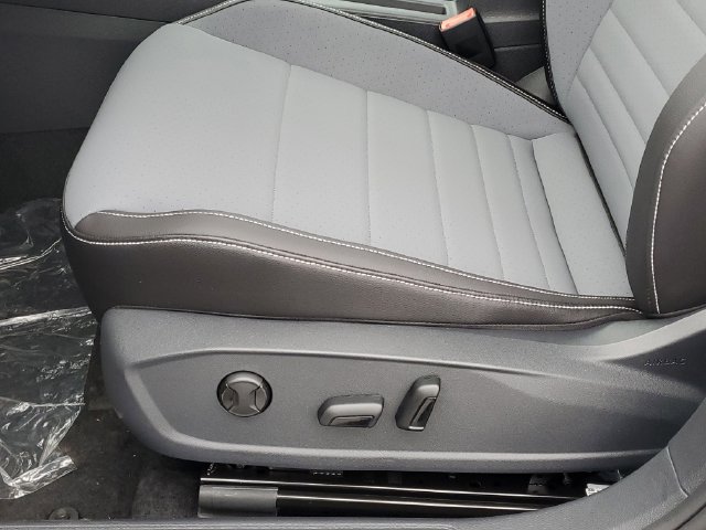 New 2026 Volkswagen Jetta SE FWD image 12