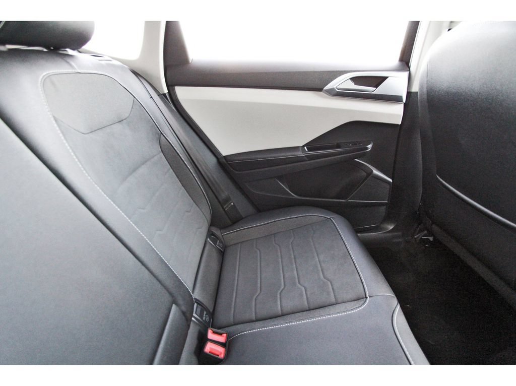 Used 2025 Volkswagen Taos SE FWD image 12