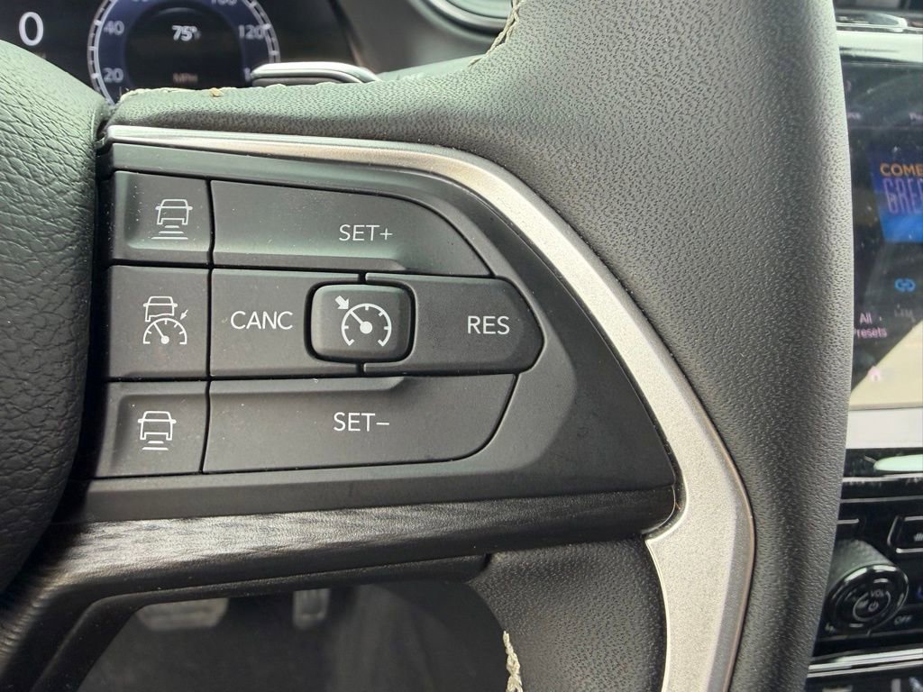 Used 2025 Jeep Grand Cherokee Altitude image 14