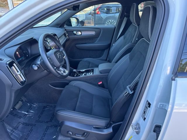 Certified 2025 Volvo XC40 B5 Plus AWD/4WD image 20