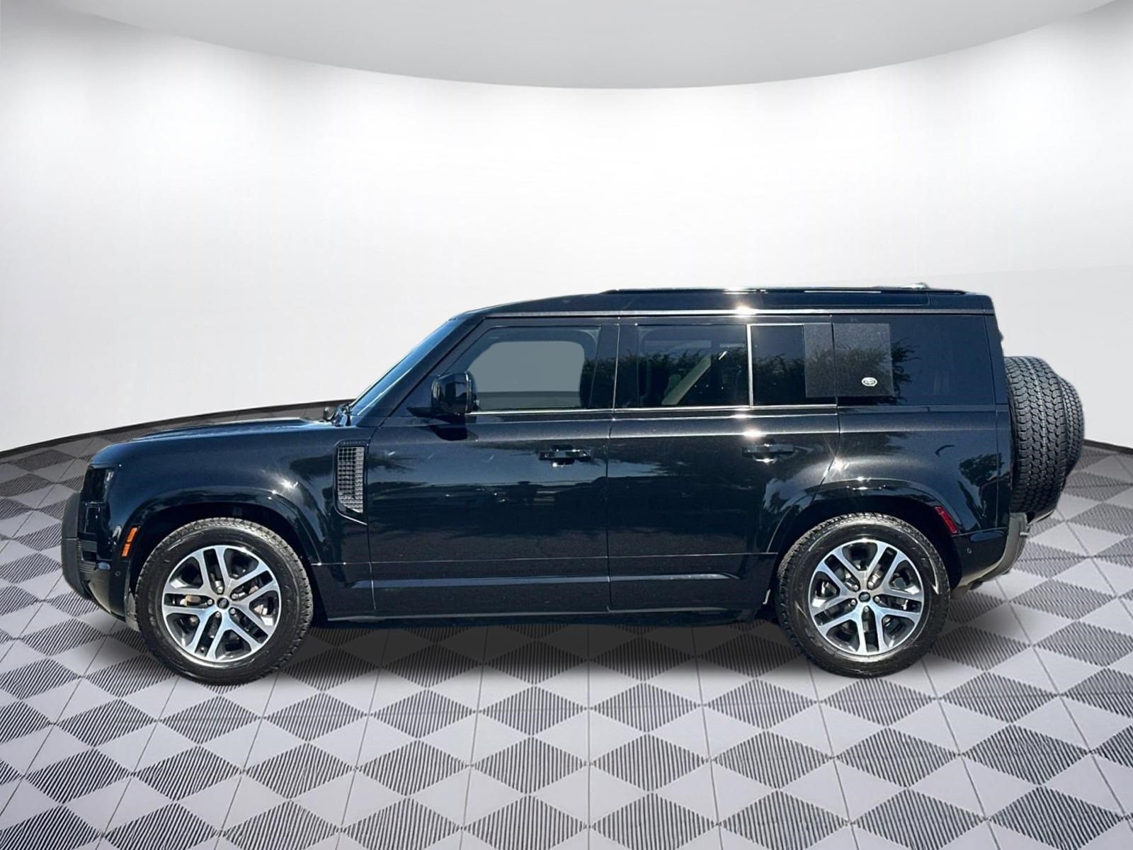 Certified 2022 Land Rover Defender 110 X-Dynamic HSE AWD/4WD image 2