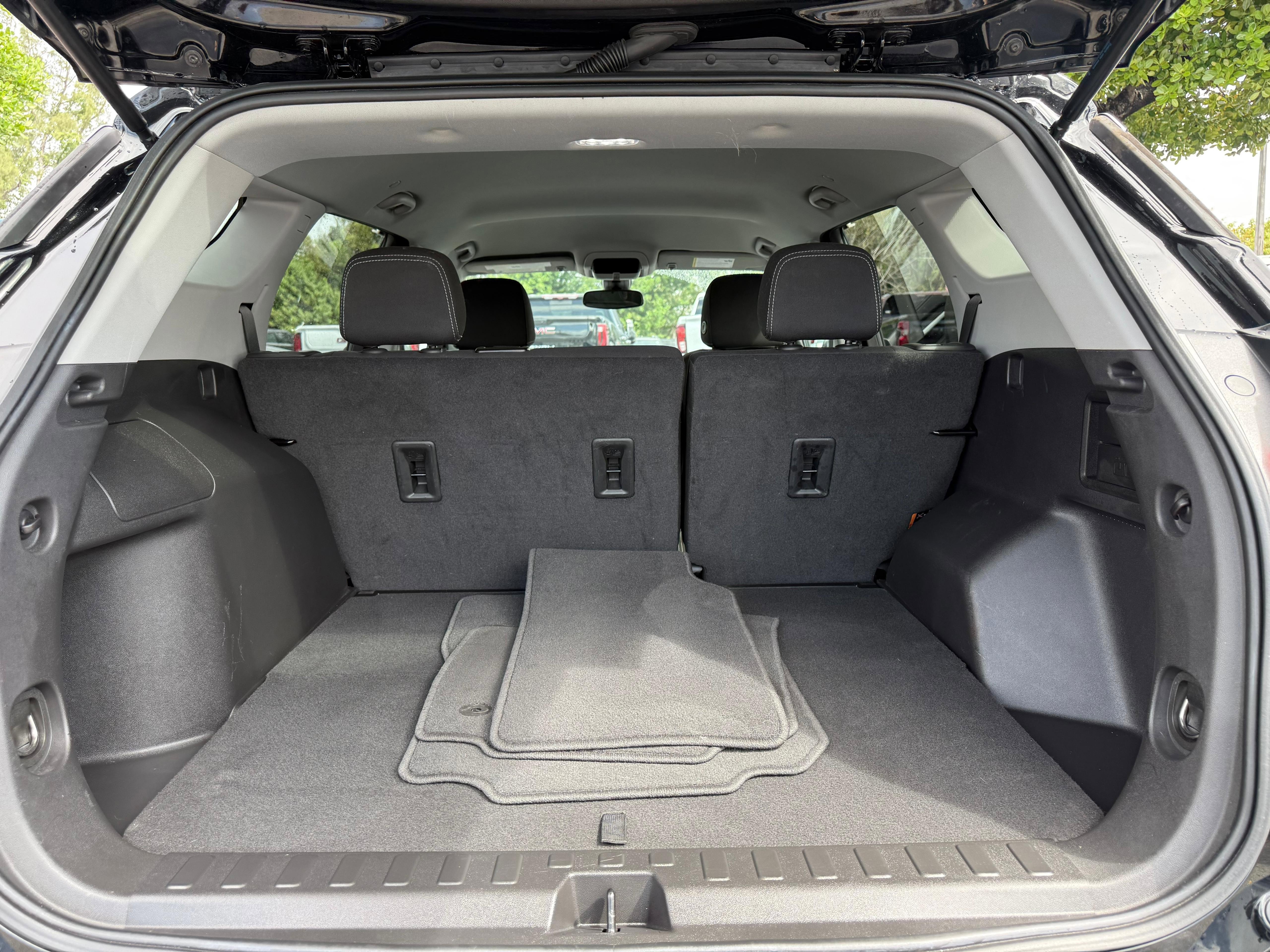 Used 2023 GMC Terrain SLE image 15