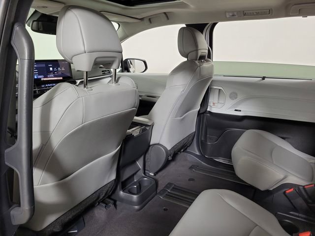 Used 2025 Toyota Sienna XLE image 11