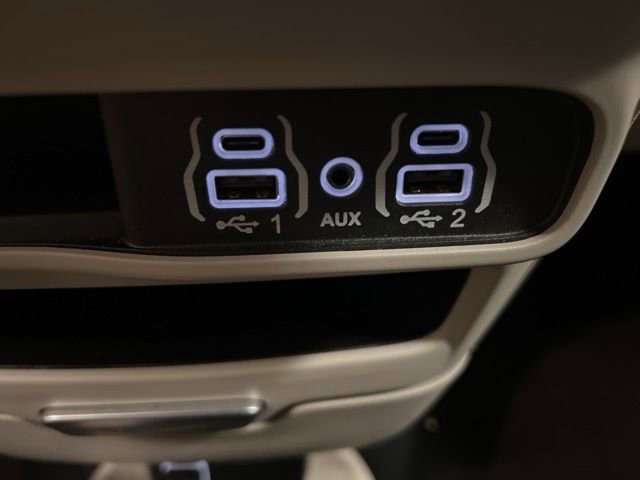 Used 2024 Chrysler Pacifica Limited FWD image 32