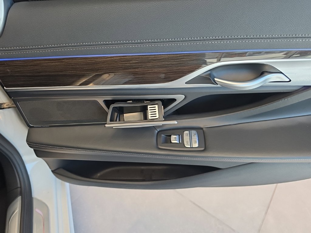Used 2022 BMW 740i w/ Premium Package RWD image 54