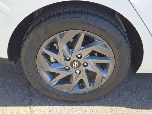 Used 2024 Hyundai Elantra Blue FWD image 12