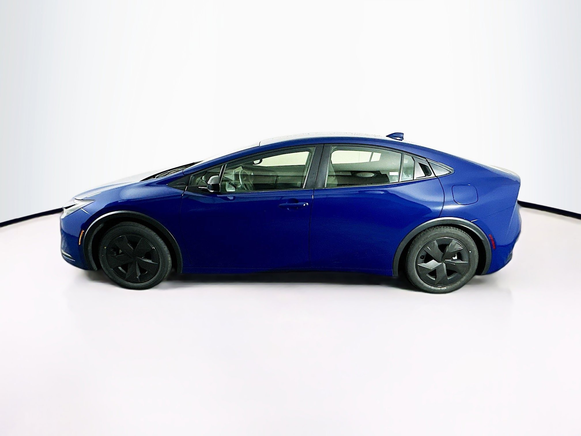 Used 2025 Toyota Prius LE image 4