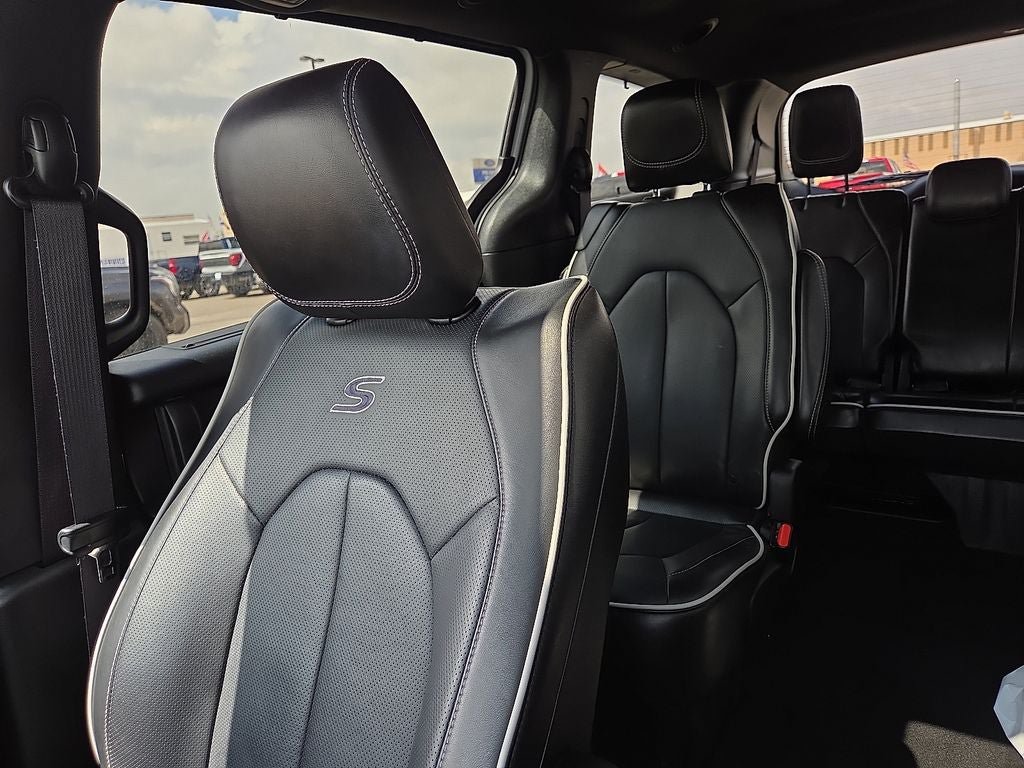 Used 2025 Chrysler Pacifica Limited FWD image 29