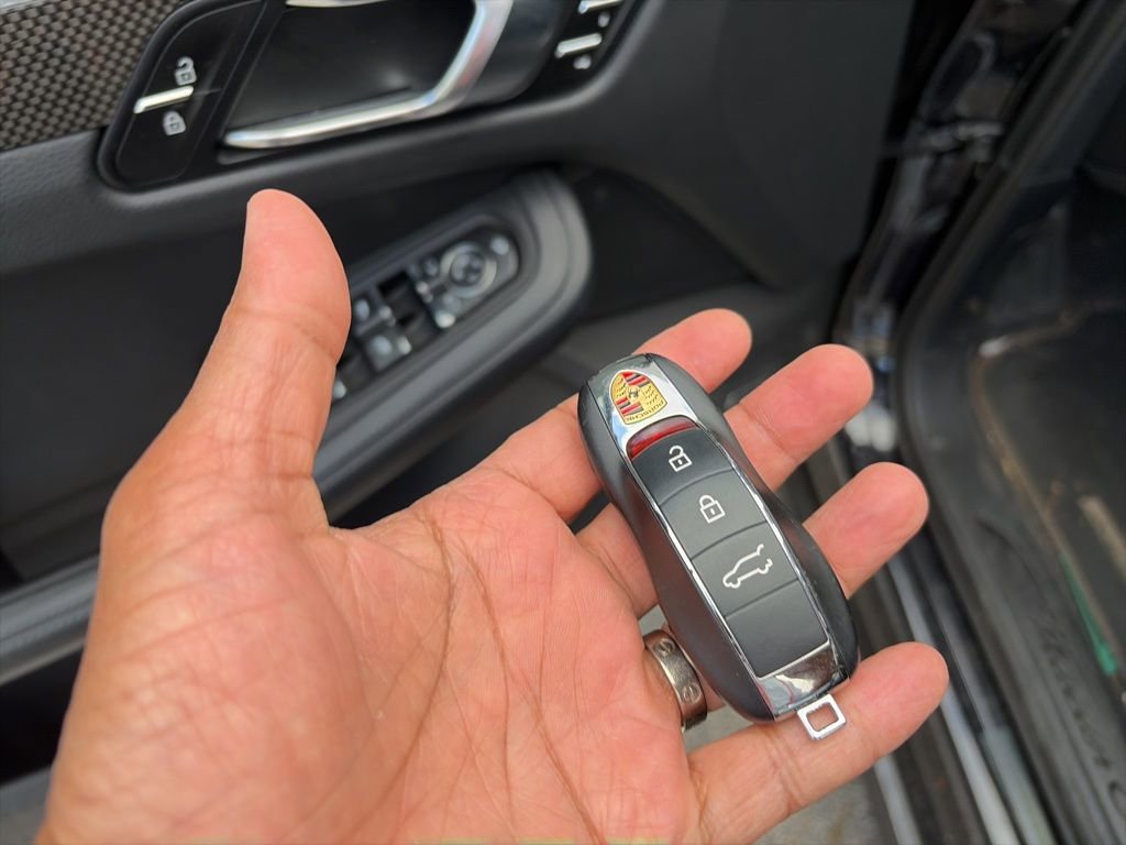 Certified 2024 Porsche Macan GTS image 2