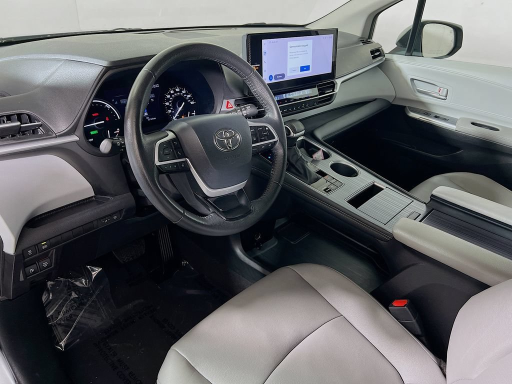 Certified 2025 Toyota Sienna XLE FWD image 9