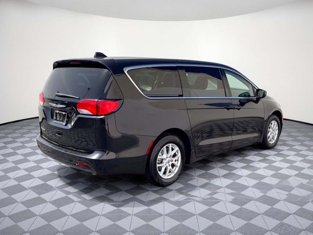 Used 2023 Chrysler Voyager LX FWD image 9