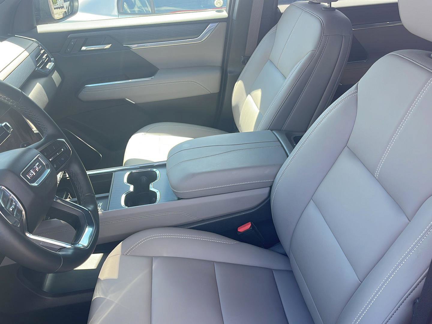 Used 2025 GMC Acadia Elevation w/ Elevation Premium Package FWD image 12