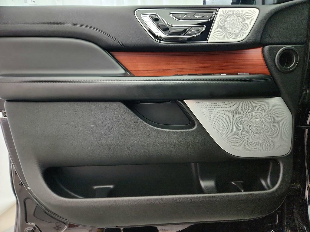 Used 2020 Lincoln Navigator Reserve w/ Luxury Package image 32