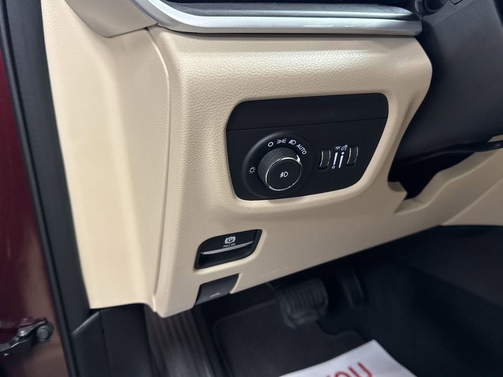 Used 2025 Jeep Grand Cherokee Limited image 16