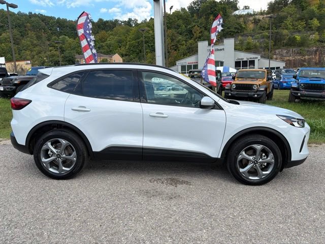 Used 2025 Ford Escape ST-Line Select AWD/4WD image 2