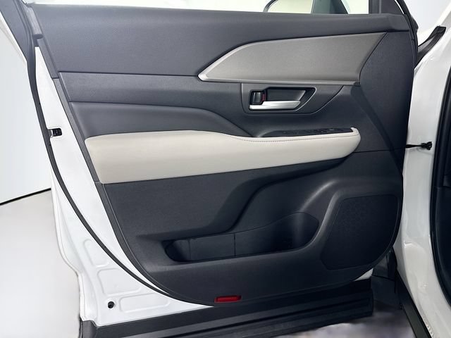Used 2025 Toyota Grand Highlander AWD image 13