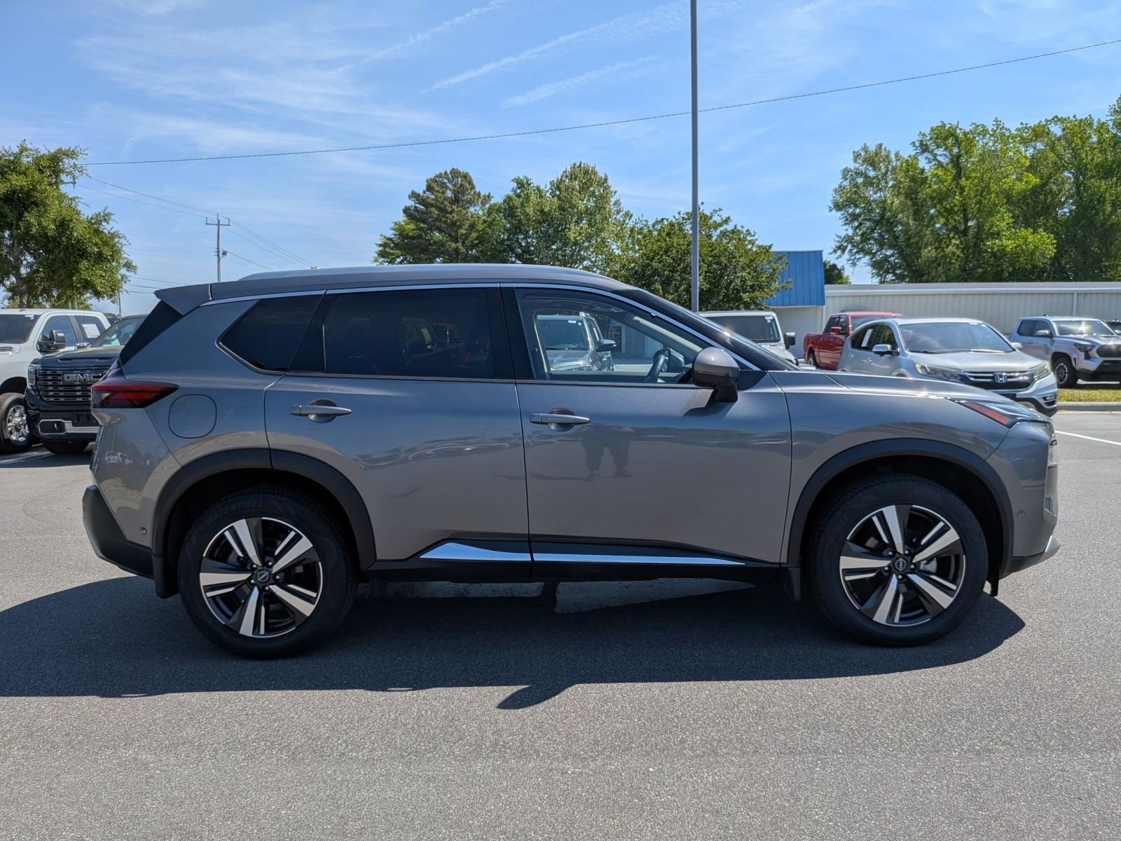 Used 2023 Nissan Rogue Platinum w/ Platinum Premium Package AWD/4WD image 2