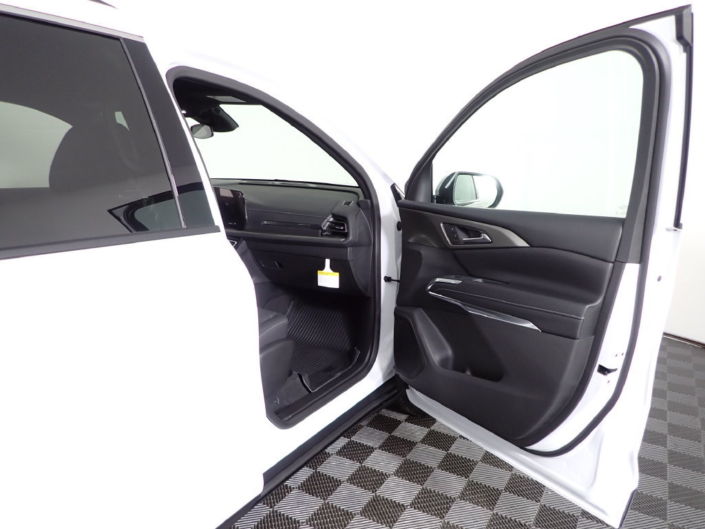 New 2027 Chevrolet Traverse LT w/ LPO, Floor Liner Package AWD/4WD image 39