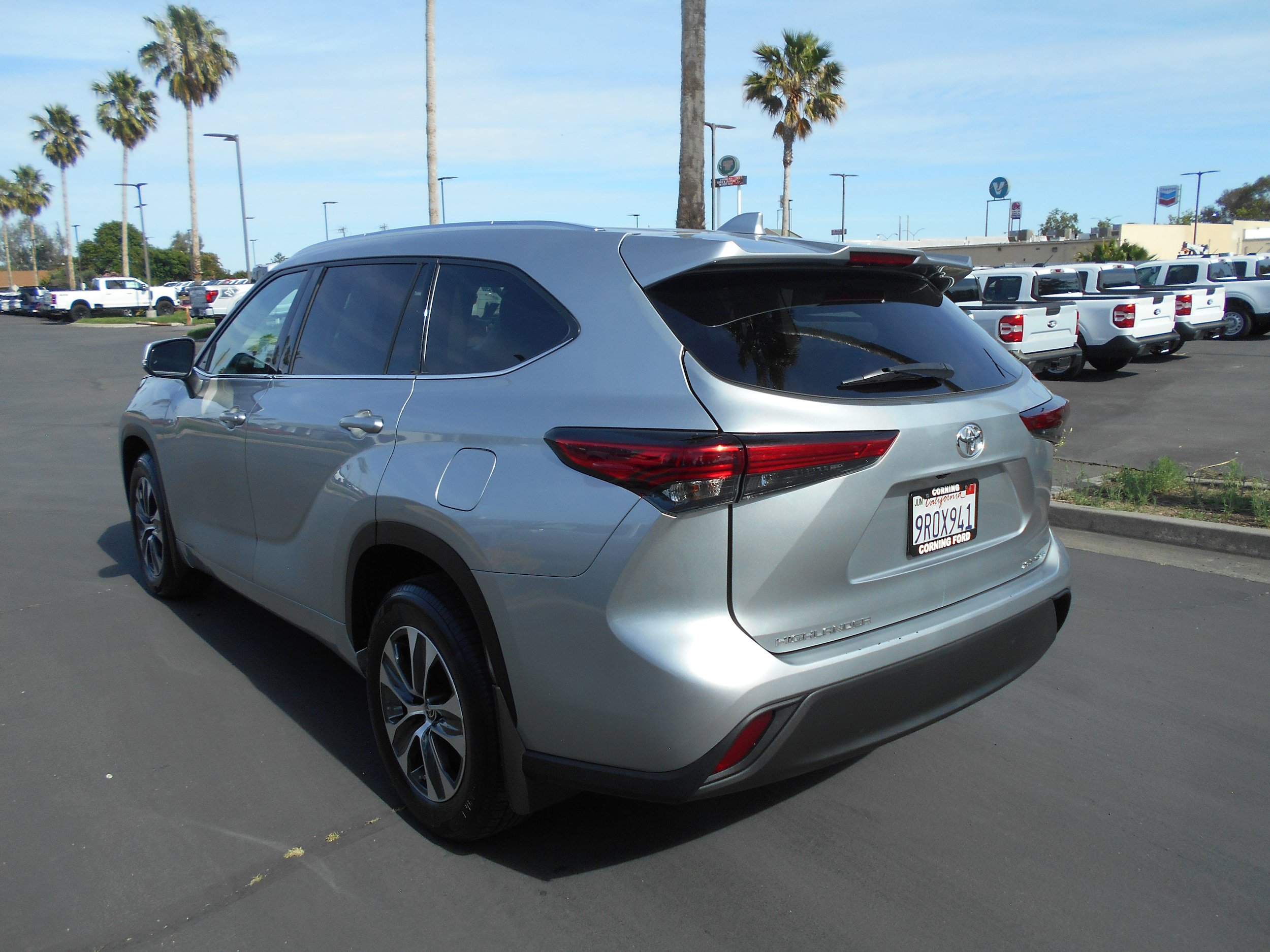 Used 2021 Toyota Highlander XLE AWD/4WD image 5