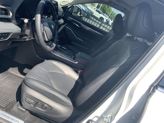 Used 2025 Toyota Highlander Limited AWD/4WD image 18