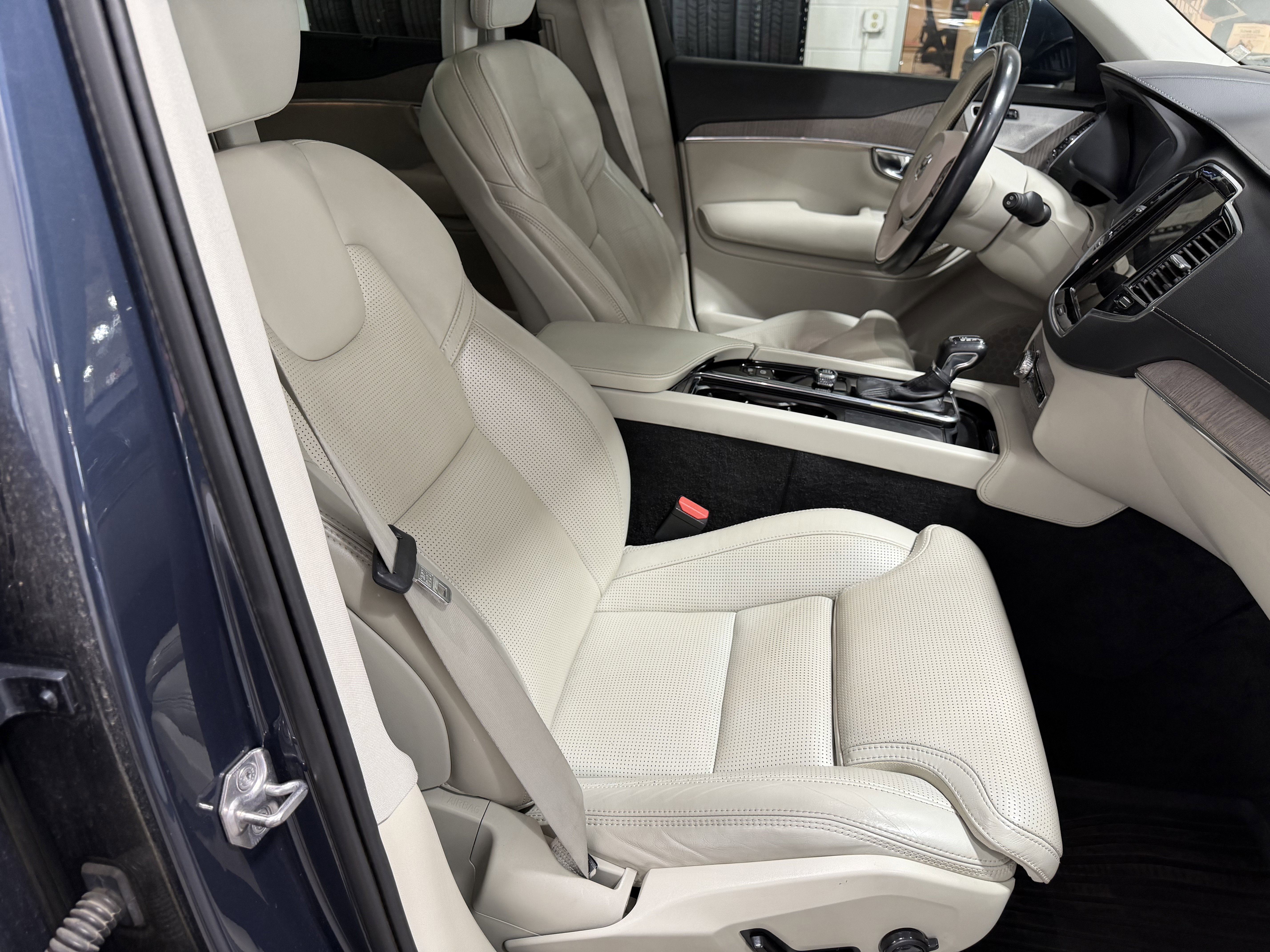 Used 2023 Volvo XC60 B5 Ultimate w/ Climate Package AWD/4WD image 21