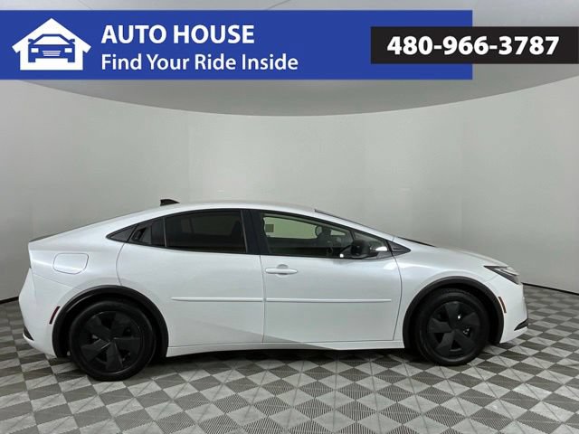 Used 2027 Toyota Prius Plug-In Hybrid FWD image 4