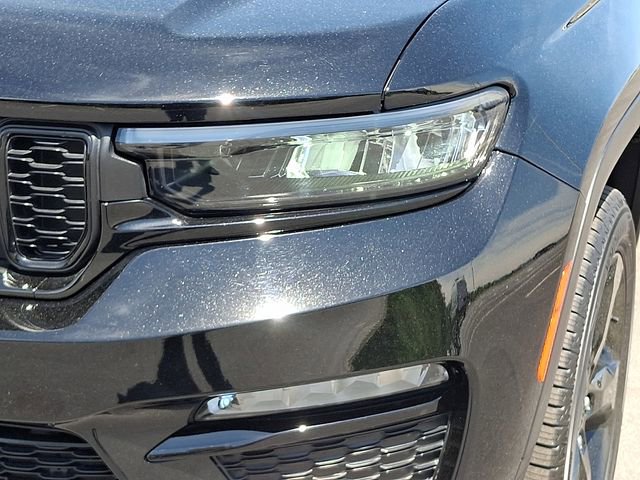 Used 2024 Jeep Grand Cherokee Limited w/ Black Appearance Package AWD/4WD image 9
