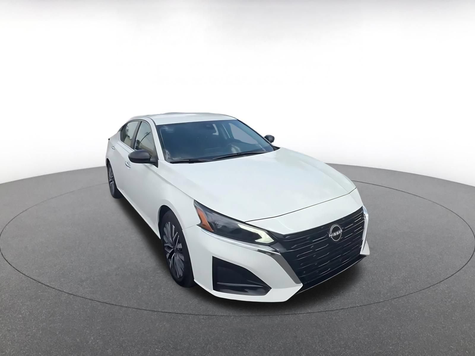 Used 2025 Nissan Altima 2.5 SV FWD image 3