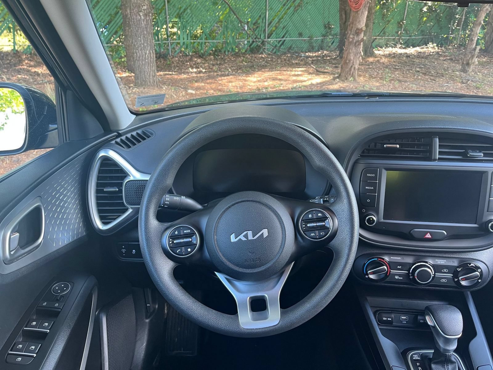 Used 2025 Kia Soul LX w/ LX Technology Package FWD image 31