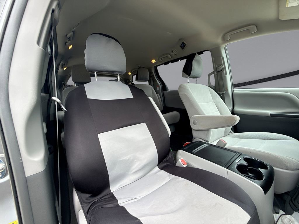 Used 2017 Toyota Sienna LE FWD image 16
