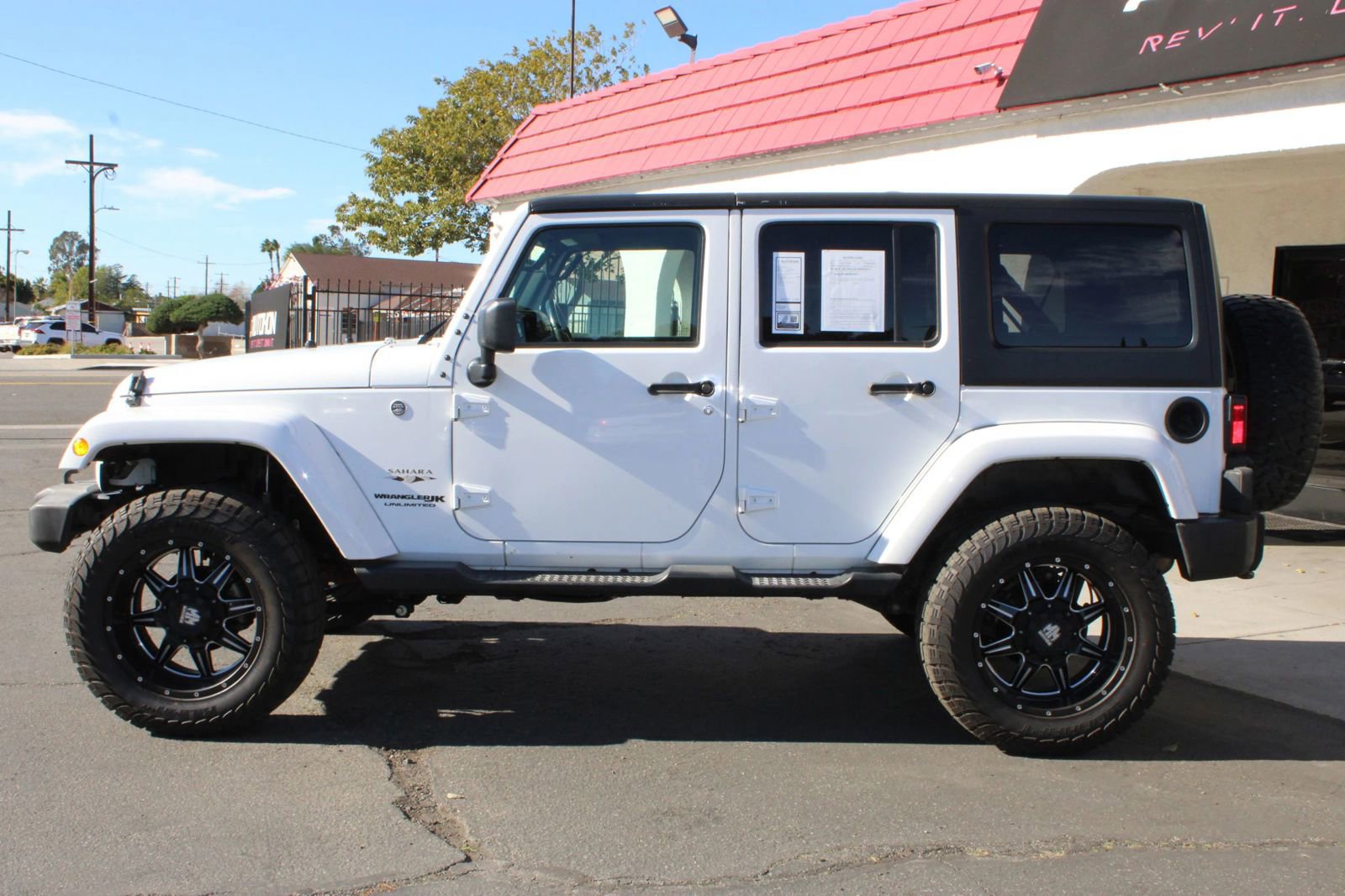 Used 2018 Jeep Wrangler Unlimited Sahara w/ Connectivity Group image 9