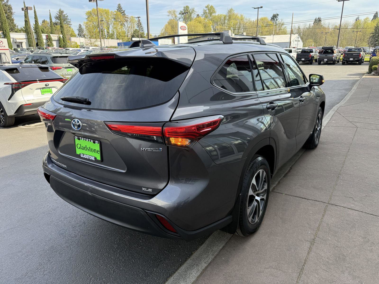 Used 2022 Toyota Highlander XLE AWD/4WD image 6