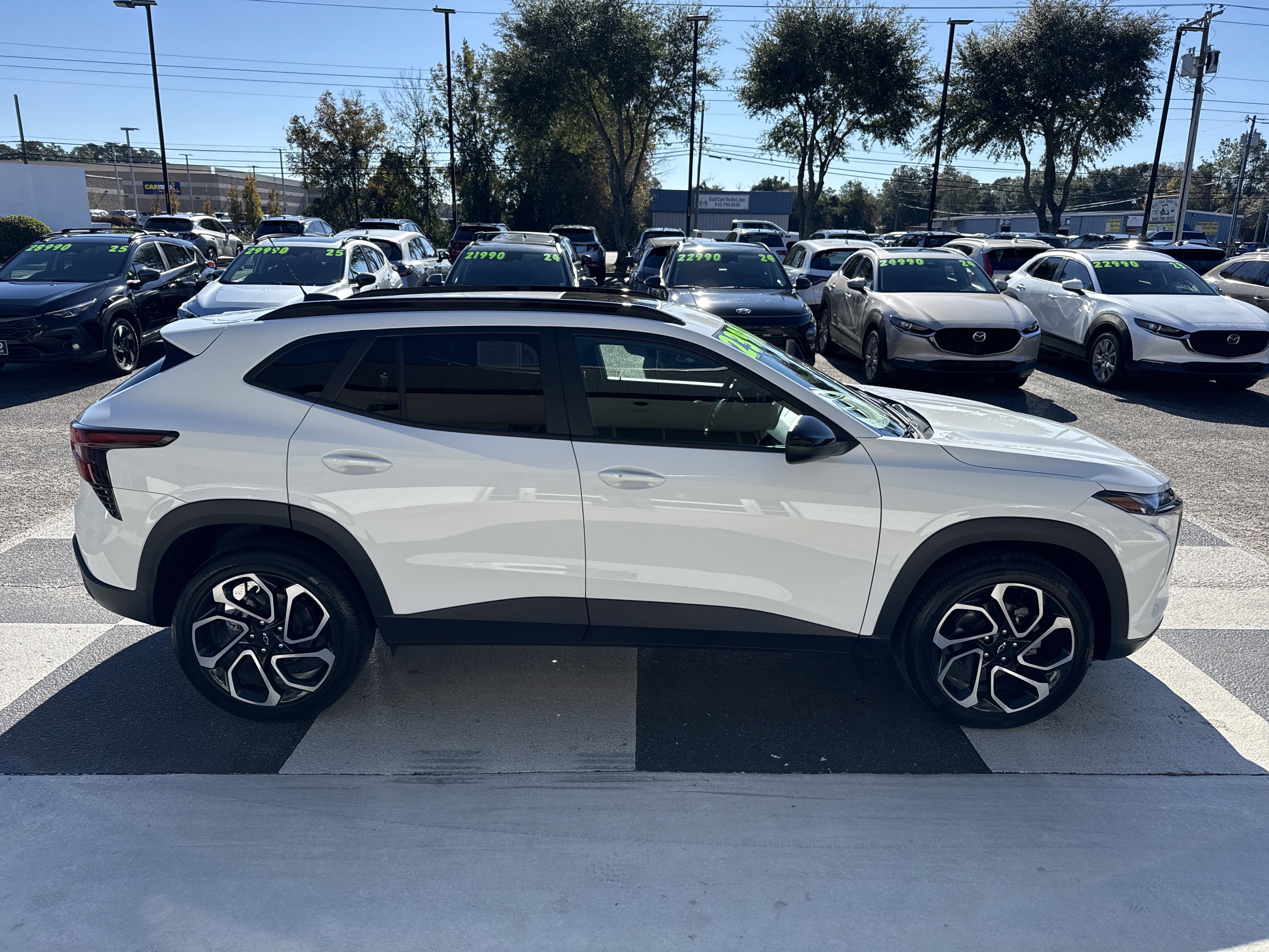 Used 2025 Chevrolet Trax RS w/ Sunroof Package image 3